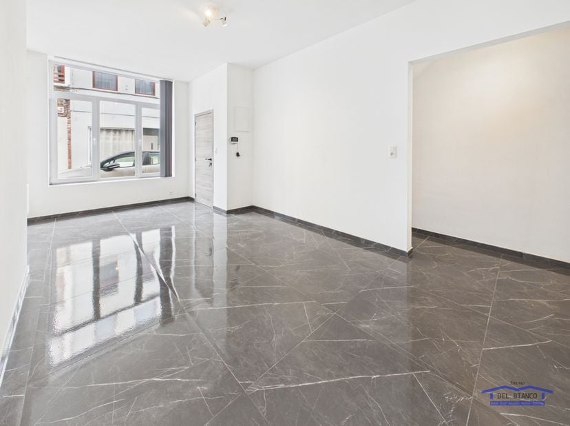 Surface commercial remis à neuf ! <br />
Au rez-de-chaussée d'un immeuble, nous proposons à la location un local commercial, situé dans une rue commer