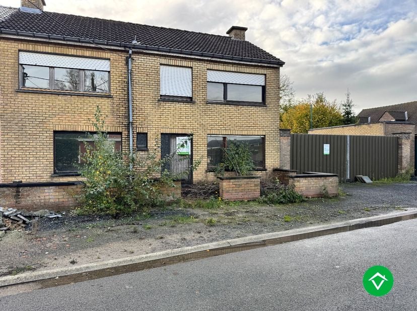 Te koop  Statige halfopen bebouwing op 1.130 m² grond in Wevelgem (Moorsele)<br />
Ontdek deze ruime en karaktervolle woning in een rustige doodlopend