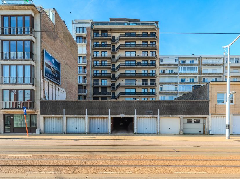 Cette place de parking est située à un emplacement de choix à l'arrière de la Zeedijk. Grâce à son emplacement central, à proximité immédiate de la me
