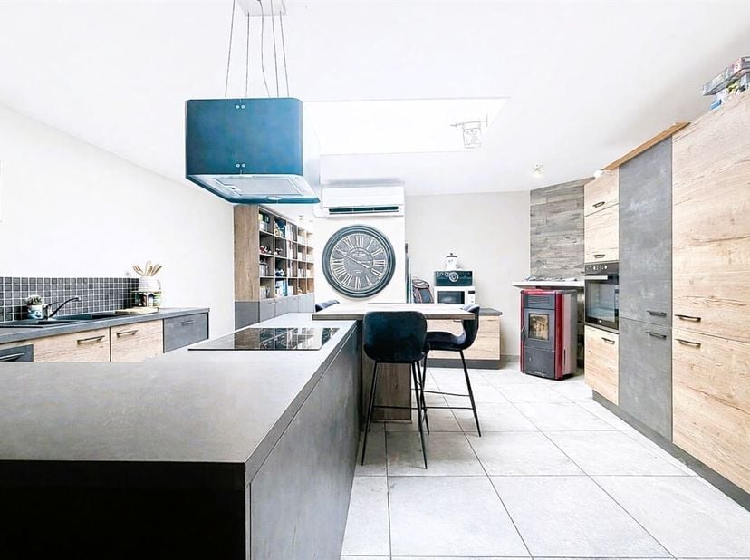 Maison située dans un secteur prisé en bordure de luingne, celle-ci se composant d'un hall d'entrée, d'un living, d'une cuisine équipée avec coin repa