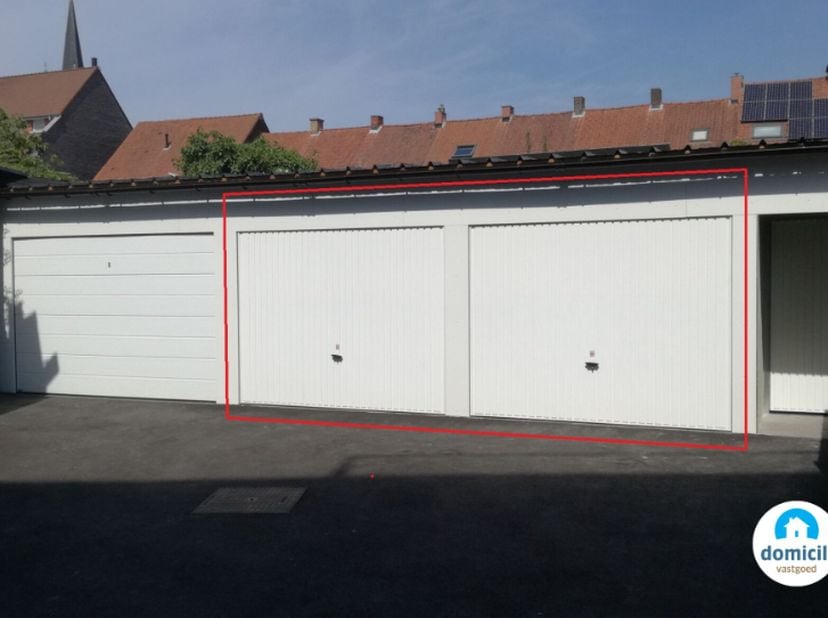 Roeselare, nabij station : Garage te koop in nieuwbouwcomplex met automatische inrijpoort, individuele garagepoort is manueel. De garage rechts is nog