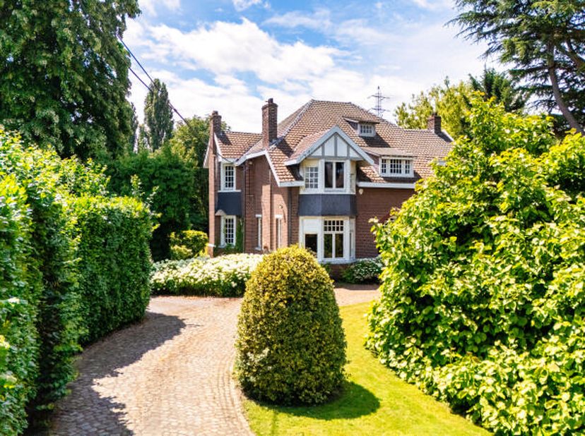 Magnifique propriété (+/-249m² daprès PEB) avec vaste dépendance (+/- 400m²) située en retrait de la route sur un parc arboré de +/- 8.706m² (en zone