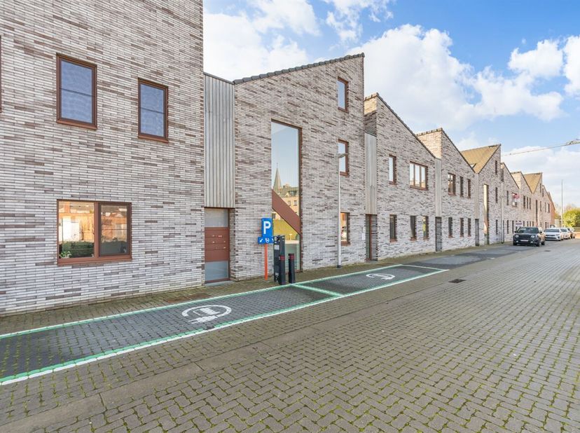 Gelegen net buiten het centrum van Heusden-Zolder vinden we dit instapklare duplex appartement terug in de rustige Residentie Verde, op het adres Moll