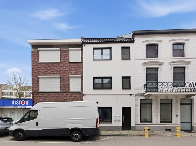 Op de Rijschoolstraat 90 in Sint-Truiden bevindt zich dit volledig gerenoveerde appartementsgebouw, bestaande uit twee appartementen. Een uitzonderlij