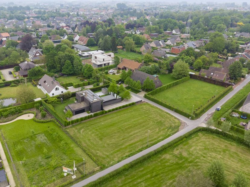 Ontdek dit exclusieve perceel bouwgrond van maar liefst 1.600 m², rustig gelegen in De Bosmolens. Een unieke opportuniteit voor wie op zoek is naar ru