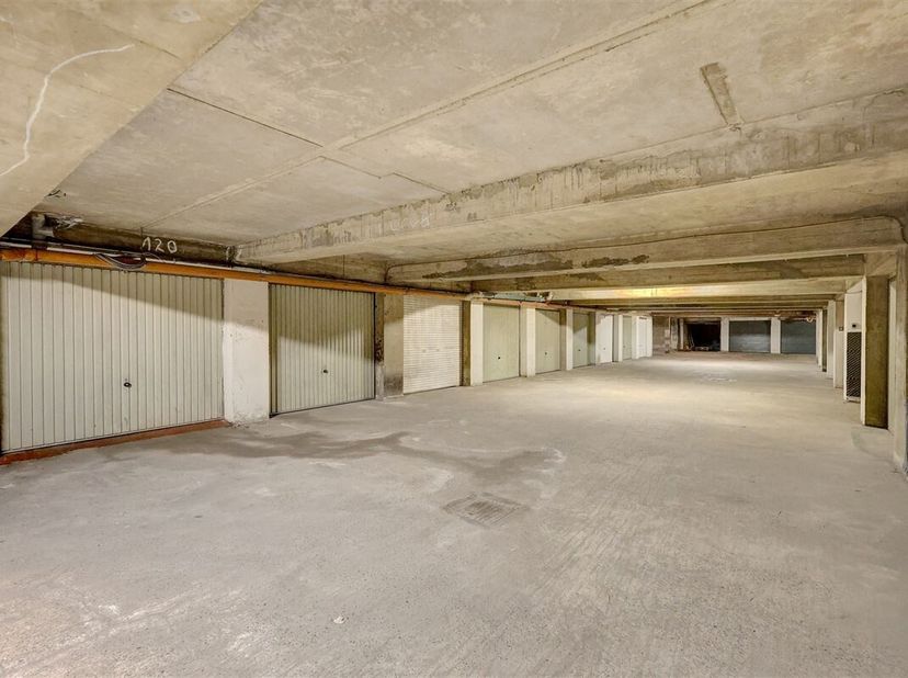 Deze garagebox staat te koop in de Heistraat pal in het centrum van Wilrijk. De garagebox is gelegen onder het winkelcentrum van de Bist en de Kern. <