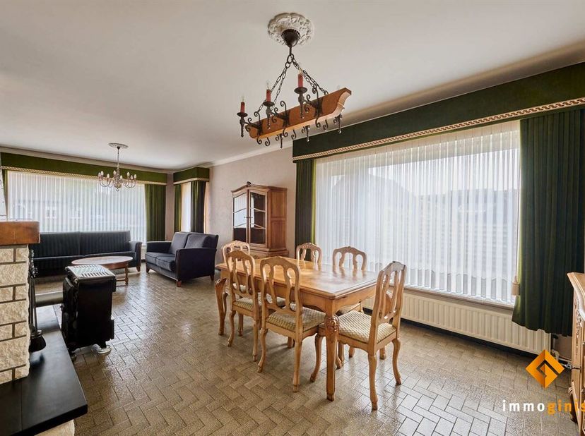 Deze verrassend ruime woning met 3 slaapkamers is gelegen op een mooi perceel van 10a17ca, met een groen zicht achteraan!<br />
Indeling gelijkvloers: