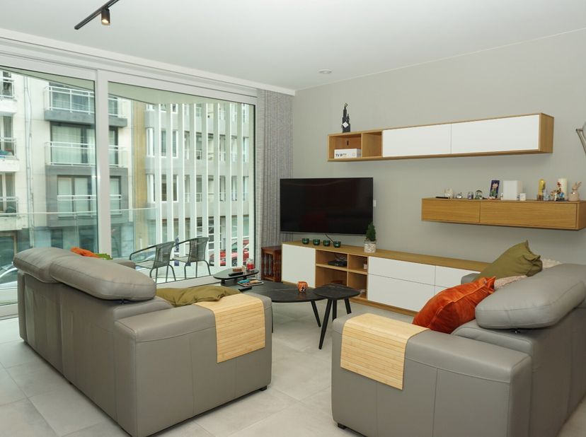 Luxueus nieuwbouwappartement met 2 slaapkamers, terras vooraan en ruime koer achteraan. Het appartement is gelegen op de 1ste verdieping van de reside