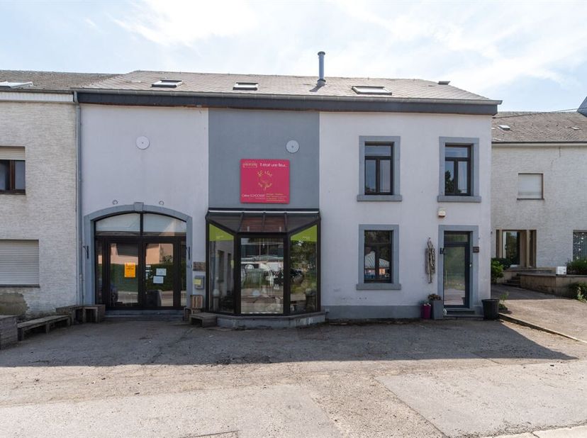 W Immobilière biedt u in Stockem dit prachtige, volledig gerenoveerde pand voor gemengd gebruik aan, een echte warme en gezellige thuis met een uitzon