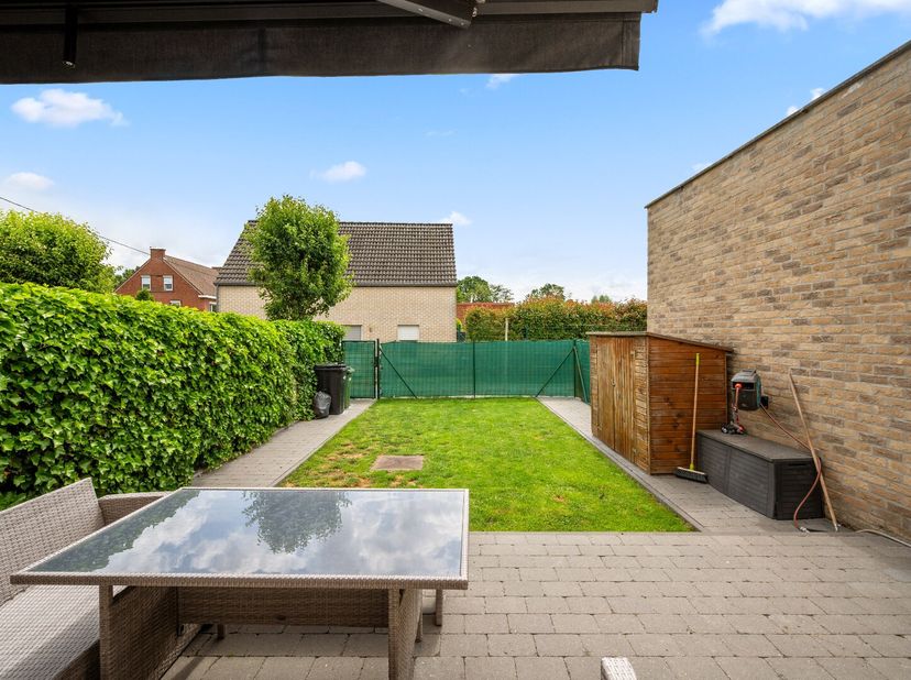 Op zoek naar een comfortabele woning met ruimte, licht en een aangename indeling? Deze verzorgde woning uit 2010 combineert modern wooncomfort met een