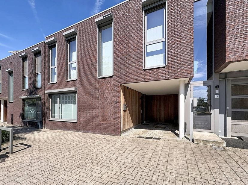 Ben je op zoek naar een moderne, instapklare woning waar comfort en een lage energiefactuur hand in hand gaan? Deze uitstekend onderhouden woning in H