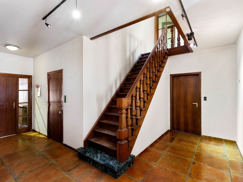 Een karaktervolle, bijzonder ruime woning met een bruikbare vloeroppervlakte van +/- 564 m² met een inconsistente praktijk- of handelsruimte van +/- 2