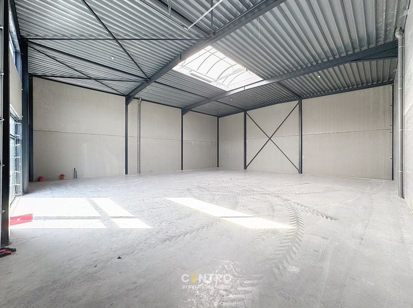 Benaderende AFMETINGEN:&amp;nbsp;<br />
15m x 17m + 2&amp;nbsp;parkeerplaatsen voor de deur.<br />
<br />
AFWERKING:<br />
Metalen constructie met volledige o