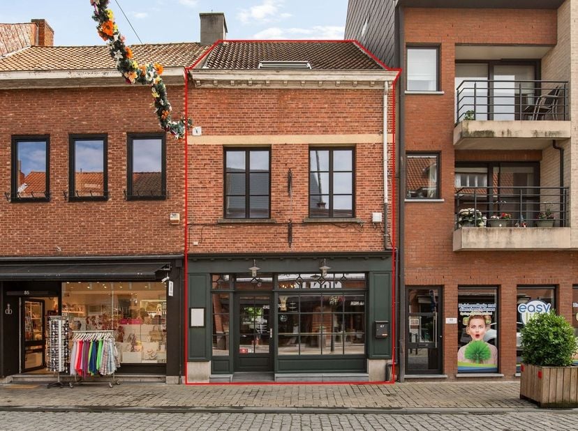 Magnifique local commercial/de restauration avec logement, situé dans un emplacement de choix à Herentals ! <br />
<br />
Situation : Situé dans la