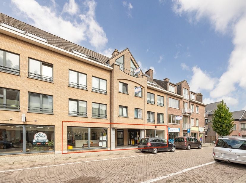 Deze interessante vastgoedinvestering bestaat uit twee commerciële ruimtes die werden samengevoegd tot één functioneel en ruim geheel. Het pand is mom