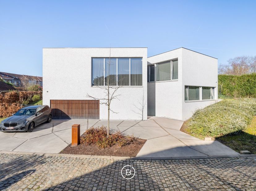 In een strategisch gelegen en uitstekend bereikbare woonomgeving in Grimbergen bevindt zich deze stijlvolle, hedendaagse villa met zwembad, waar comfo