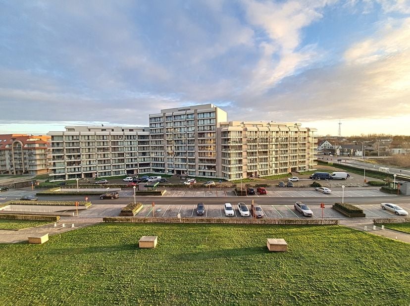 Un appartement spacieux et lumineux rénové en 2015 avec une vue imprenable sur les dunes et situé au centre de Nieuport-Bain, à deux pas de la plage,