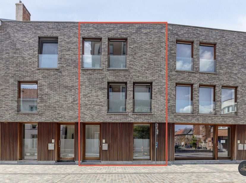 Op zoek naar een instapklare, stijlvolle woning in het hart van Mechelen? Deze volledig vernieuwde stadswoning uit 2014 combineert modern comfort met