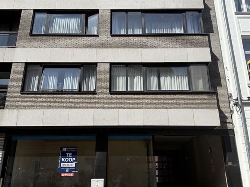 Dit 2 slaapkamerappartement bevindt zich op een gunstige locatie nabij het centrum van Aalst. Gelegen op het 1ste verdiep, voorzien van een inkomhal,