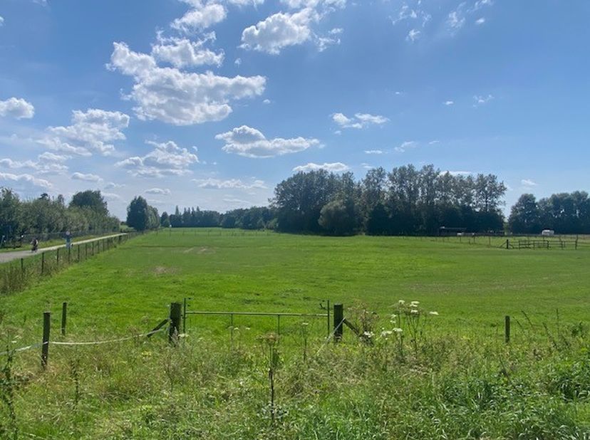 Idyllisch en uitermate rustig gelegen perceel landbouwrond met een oppervlakte van maar liefst 34.206 m2&lt;br /&gt;
Dit rechthoekig perceel is goed bereikb