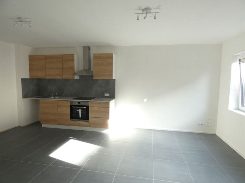 Superbe appartement 2 chambres, avec cave et emplacement parking, sis dans une rue paisible de Colfontaine; à proximité de toutes commodités.&lt;br /&gt;
La