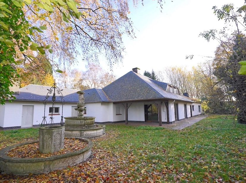 Deze eigendom is bereikbaar via een lange oprijlaan die geflankeerd wordt door imposante bomen.&lt;br /&gt;
Het domein van ongeveer 1 hectare is een oase va