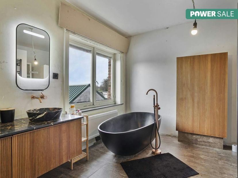 Cette maison spacieuse, située dans le centre du village de Handzame (Kortemark), offre de nombreuses opportunités à ceux qui recherchent une maison a