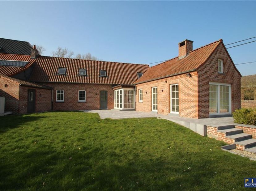 Splendide maison neuve de qualité irréprochable, hall d&#039;entrée et vestiaire, 3 chambres, 2 sdb (dont une chambre et sdb au rez), cuisine super équipée