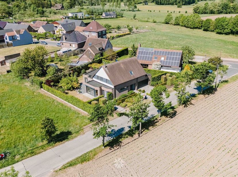 Merelbeke- Op zoek naar een uitzonderlijke villa met uitzicht op de velden en prachtige tuin? Dan is dit pand iets voor u.&lt;br /&gt;
De belangrijkste troe