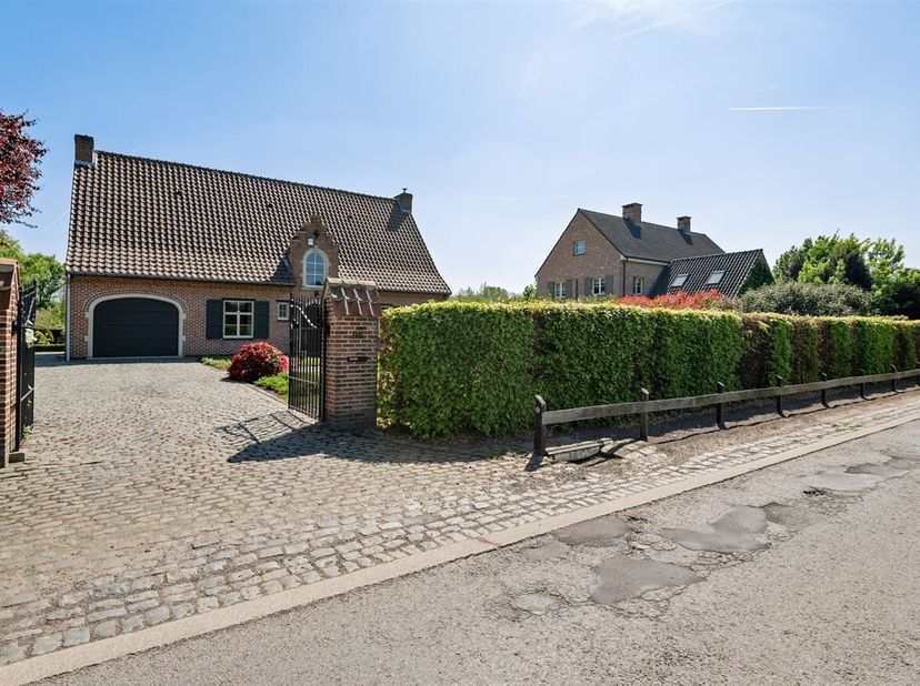 Karaktervolle woning met 3 slaapkamers, garage, volledig onderkelderd en mooie tuin met achterliggend weiland. &lt;br /&gt;
Gunstig gelegen te Beerzel met s