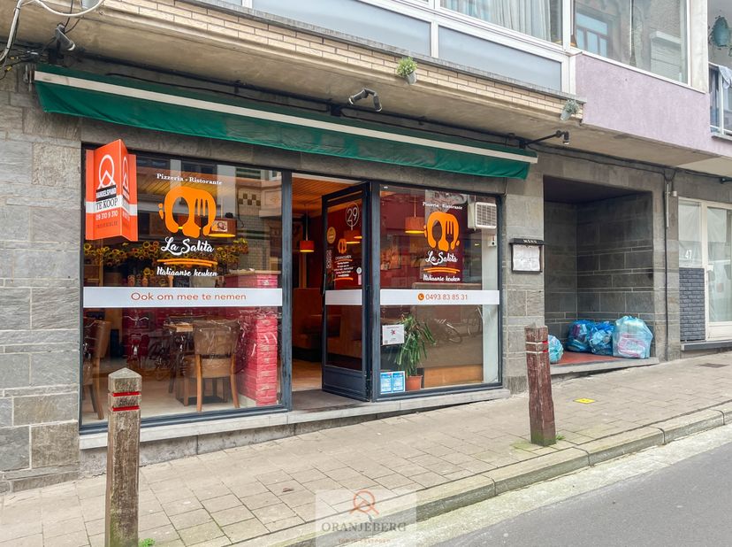 Deze uitstekende gelegen gelijkvloers commerciële ruimte (52 m²) is momenteel verhuurd als horecazaak. Met een huidige jaarlijkse huuropbrengst van €1