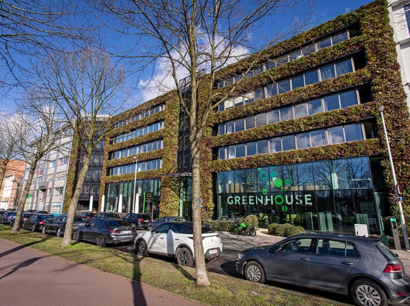 Greenhouse Antwerpen ligt langs één van de belangrijkste kantooraders in Antwerpen-Berchem. Gezien haar ligging langs de Singel en de Ring geniet dit