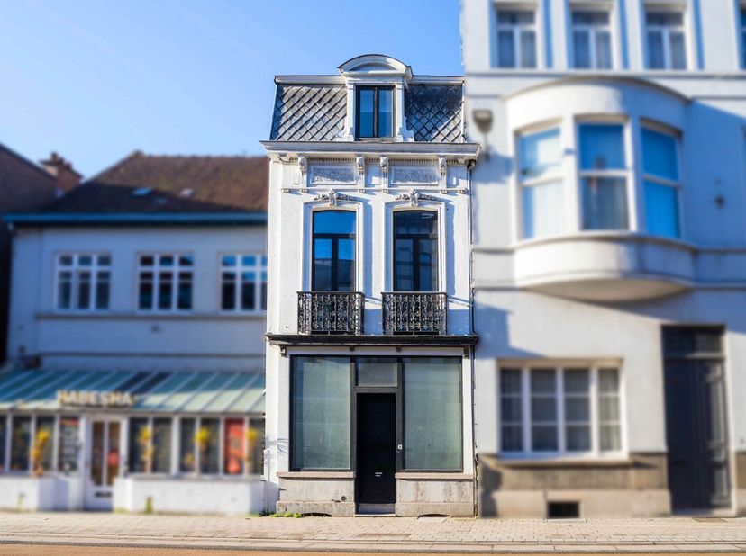 Kortrijk: Karaktervolle woning te koop in het centrum van KortrijkDeze woning beschikt over drie slaapkamers en een zuidwest gerichte tuin. Door zijn