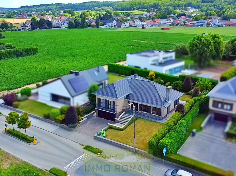 Deze charmante woning treffen we te Kluisbergen, landelijk gelegen en doch nabij alle nodige voorzieningen zoals lokale handelszaken, scholen en openb