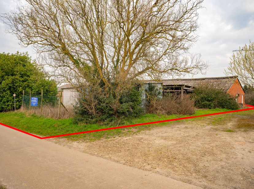 GROTE STAL OP EN MET GROND &lt;br /&gt;
 &lt;br /&gt;
Mooi perceel landbouwgrond (lot 3) van 12a 14ca met ruime stalling, ideaal voor veeteelt.   &lt;br /&gt;
De verkop