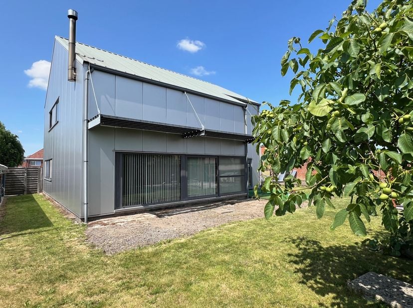 Bent u op zoek naar een ruime, energiezuinige en rustig gelegen woning met veel lichtinval en tal van mogelijkheden? Dan is deze instapklare woning pr