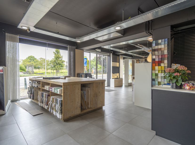 Handelspand van ca. 240 m² te koop in Wevelgem. Door de ligging geniet het pand van voldoende visibiliteit. &lt;br /&gt;
Specificaties:&lt;br /&gt;
- handelsgelij