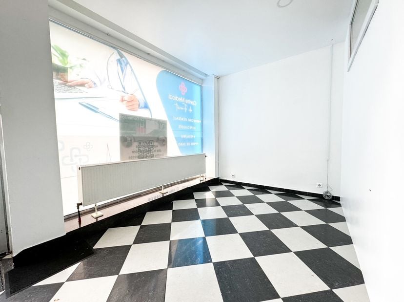 Ce commerce de 62,40m2 bénéficie d&#039;une visibilité exceptionnelle. Ce quartier est réputé pour son dynamisme commercial et son attractivité, offrant un