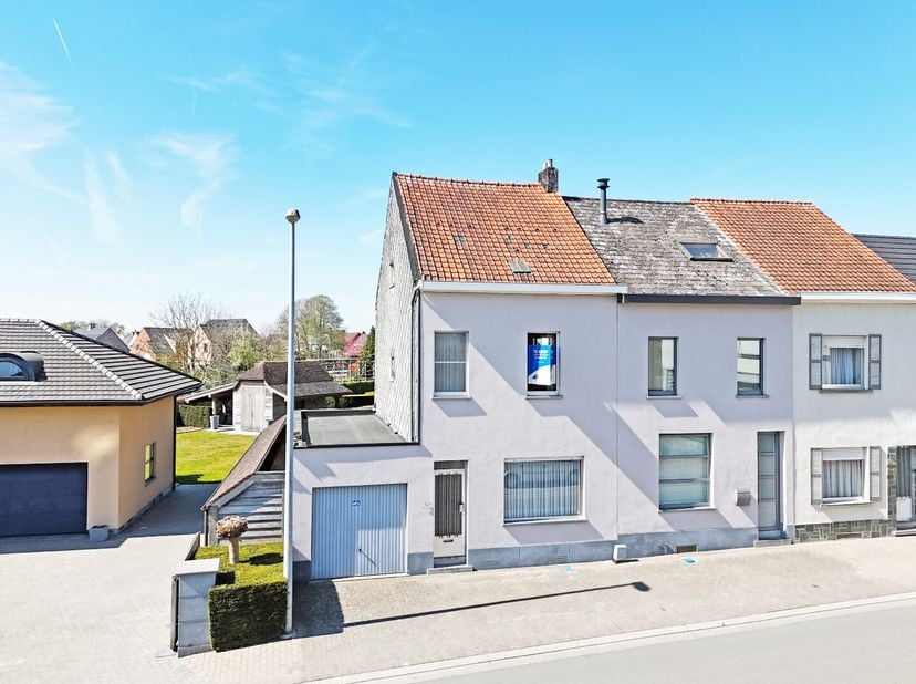 Deze strategisch gelegen gesloten bebouwing met garage en tuin bevindt zich langs de rustige straat Wurmendries te Zottegem. Het stadscentrum, winkels