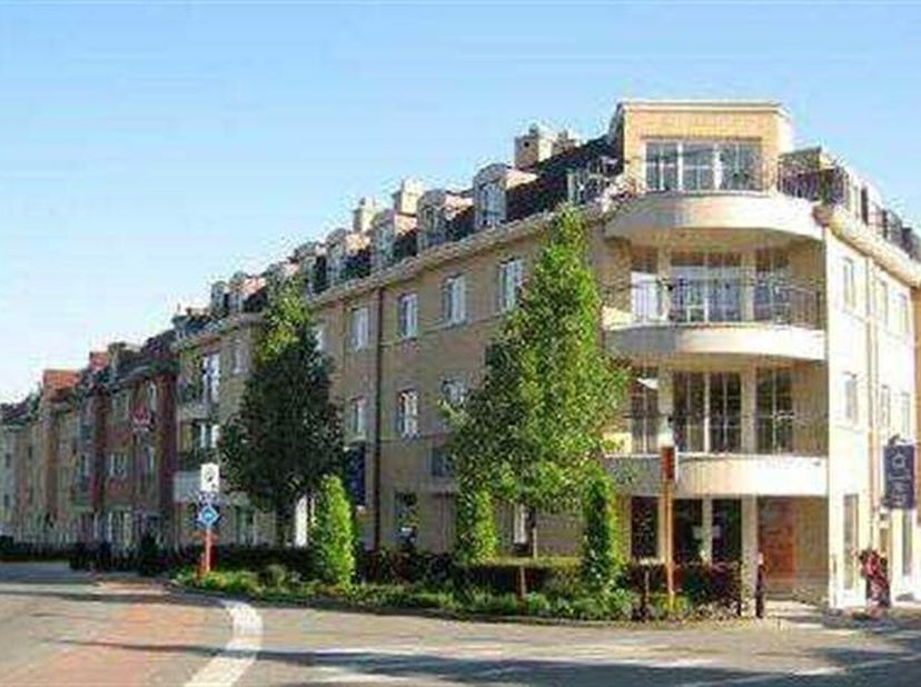 Splendide appartement de 135m² dans immeuble de standing avec :&lt;br /&gt;
- 2 chambres en plancher&lt;br /&gt;
- 1 salle de bain + toilette&lt;br /&gt;
- 1 salle de d