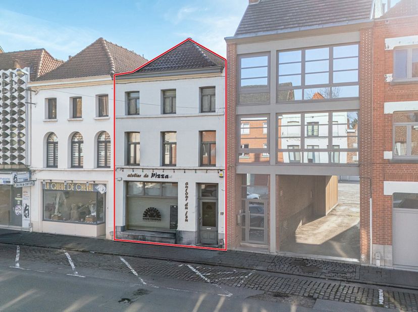 A proximité de la gare et de toutes commodités, sympathique maison de commerce distribuée comme suit:&lt;br /&gt;
Rez commercial d&#039;une surface approximative