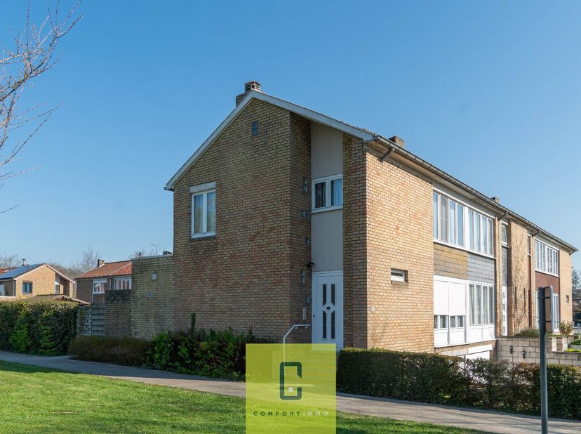 Deze verzorgde woning is gelegen in Sint Michiels vlakbij scholen, winkels, station en verbindingswegen.&lt;br /&gt;
 beschikt over een tuin met zijpoortje,