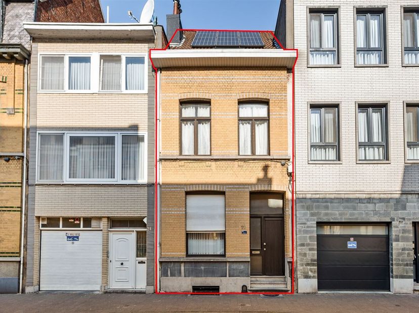 Ligging: Deze instapklare woning staat te koop in de Beerschotstraat in Antwerpen. De woning is gelegen in een levendige wijk met een zeer centrale li