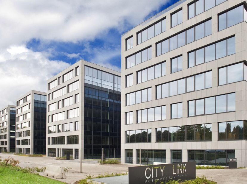 Posthofbrug biedt een vooruitstrevende kantooromgeving op een strategische zichtlocatie langs de Antwerpse Singel en Ring. Dit moderne kantorencomplex