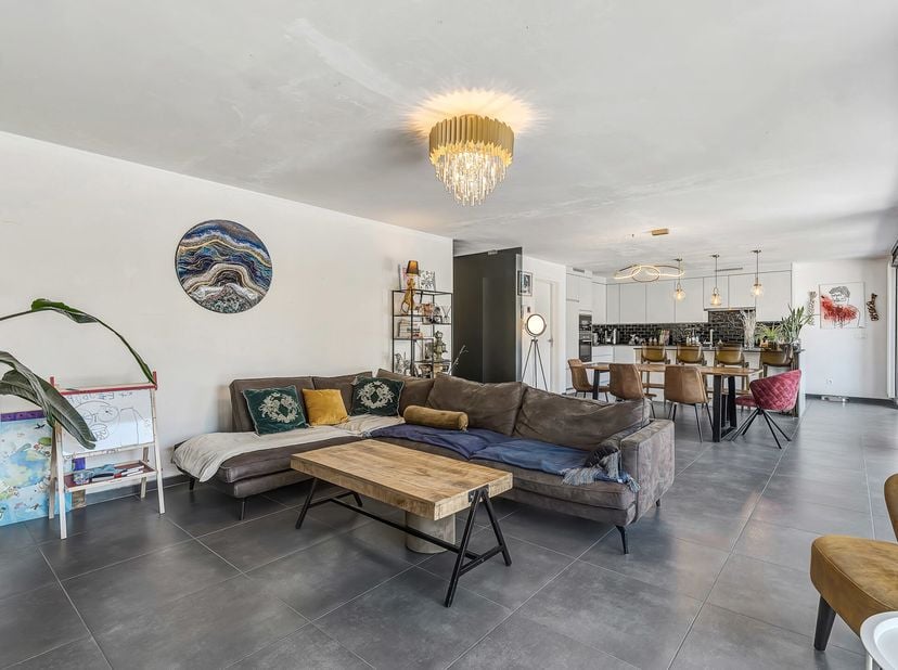 Voor meer info of een bezoek, bel 053 59 49 31  Ruim appartement van 180 m² in het charmante Kerksken te koop! Bij binnenkomst word je verwelkomd in e