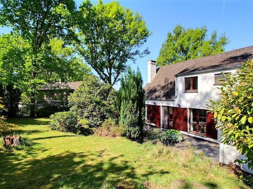 Het agentschap Home Expert Immo presenteert deze 4-fronten villa vol charme en karakter gelegen in Overijse en vlakbij het meer van Genval. Het huis h