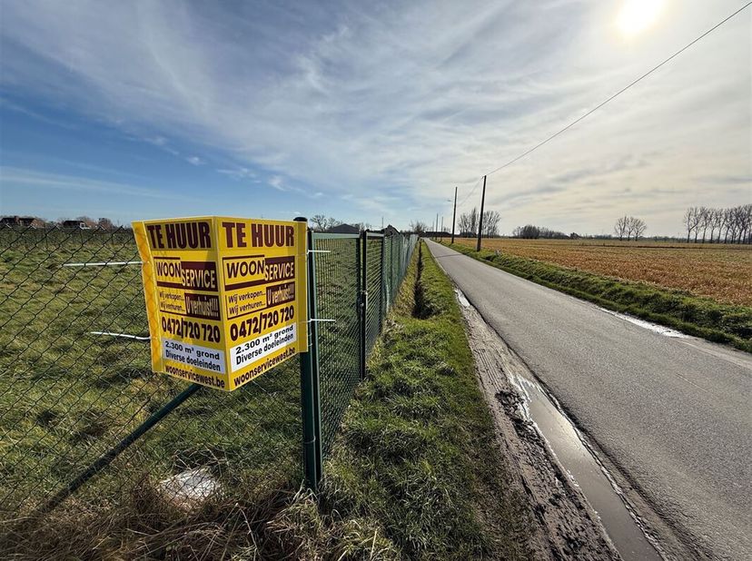 Perceel grond van 2300 m² te huur - Dadizelestraat Moorsele. Volledig omheind. Diverse doeleinden. Zeer mooi perceel op een zeer mooie landelijke ligg
