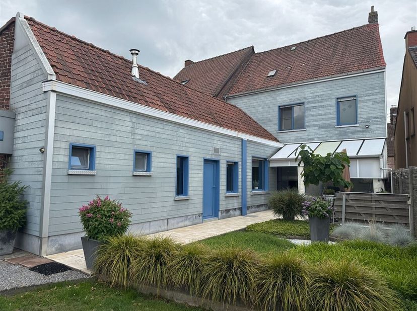 Maison avec jardin, grenier et garage à vendre à Vichte&lt;br /&gt;
Dans un quartier calme de Vichte, cette maison se trouve sur un terrain de 495 m². A l&#039;i