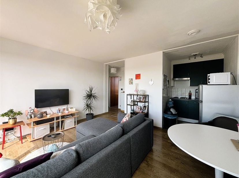 Ce bel appartement d&#039;une chambre sur le toit avec deux terrasses spacieuses et une place de parking est situé au 6ème étage d&#039;un immeuble bien entrete