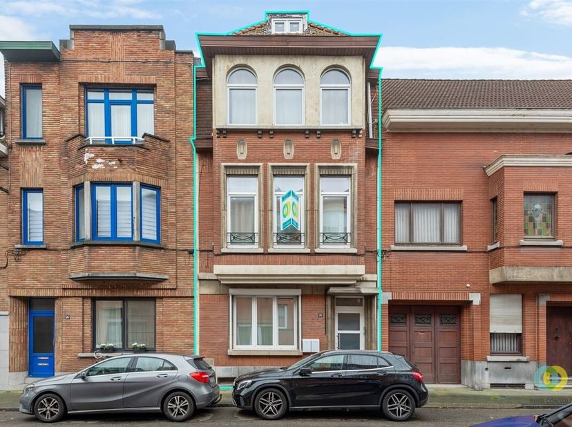 Au coeur de Vilvorde, dans une rue calme avec un grand parking, se trouve cette maison polyvalente. La résidence est reconnue comme une maison unifami